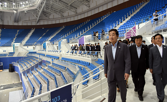 Prime Minister Lee Nak-yon (left) visits the Gangneung Ice Arena in Gangneung, Gangwon-do Province, to check on the facility, on June 15.